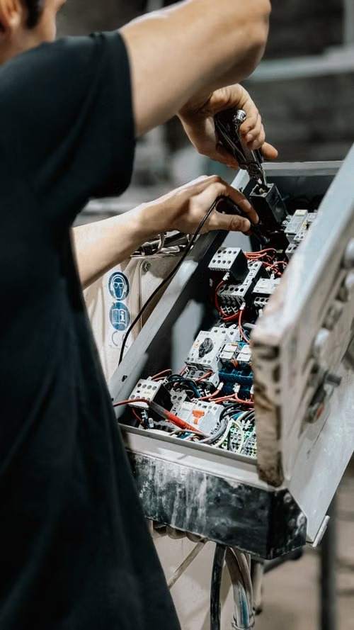 Técnico trabajando en un tablero eléctrico industrial