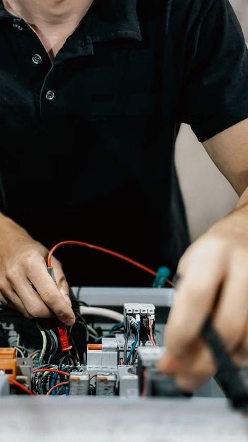 Técnico realizando conexiones en un tablero eléctrico